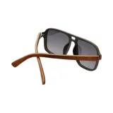 Lentes de sol Indie de madera color marrón con lentes grises degradé y forma cuadrada.