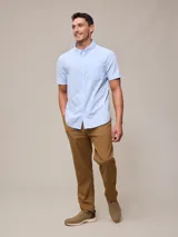 Camisa de manga corta marca Polanco, confeccionada en algodón, con cuello abotonado y bolsillo frontal.