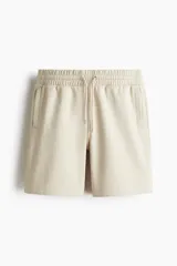 Short de felpa liviana con interior cepillado, cintura elástica con cordón de ajuste, bolsillos laterales y bolsillo trasero.