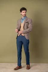 Saco slim fit The Harries Collection by Club House color beige, en tejido espiga de lana.