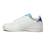 Championes casuales de mujer Diadora modelo Set, color blanco, de caña baja y estilo urbano. Presentan detalles en azul claro en la lengüeta y en el talón, con cordones blancos.