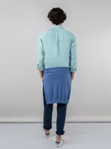 Camisa celeste de corte clásico, con cuello abotonado, manga larga y logo bordado en el pecho.