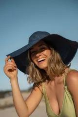 Sombrero de ala ancha color azul marino, con textura tejida.