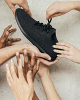 Zapatilla de diseño minimalista confeccionada en lana merino, con cordones al tono y suela de EVA. Presenta un estilo atemporal y versátil, ideal para uso diario.