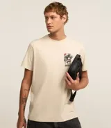 Remera color crema de algodón con cuello redondo y mangas cortas. Estampa trasera con un dragón oriental en tonos negros y rojos.