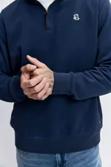 Sudadera de cuello alto con cierre frontal parcial, de manga larga y diseño liso en color gris oscuro. Presenta un pequeño logo bordado en el pecho.