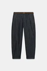 Pantalón chino de tiro medio en color azul oscuro, con bolsillos frontales, falsos bolsillos de vivo en la espalda y bajo con vuelta. Incluye un cinturón trenzado de color marrón.