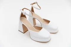 Zapatos de tacón con plataforma, color rojo, con correa al tobillo y hebilla redonda.