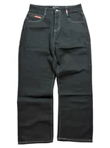Jean negro de corte regular fit, con bolsillos traseros amplios que cuentan con un estampado gráfico en color blanco de calaveras y diseño gótico.
