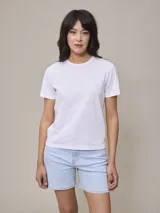 Remera blanca de algodón con cuello redondo y logo pequeño bordado en el pecho.