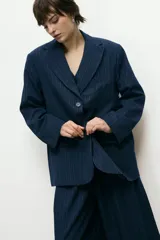 Blazer azul marino a rayas verticales, de corte oversize y solapas clásicas.