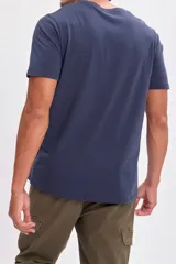 Remera de manga corta con cuello redondo, color azul marino, de corte clásico y diseño liso.
