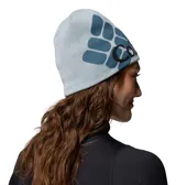 Gorro de lana tejido en color celeste con diseño de logo de la marca Columbia en tonos azules y negros. Cuenta con tecnología termorreflectante interna para mayor abrigo.