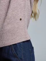 Sweater de tejido de punto con cuello alto tipo tortuga, de corte holgado y mangas largas con puños acanalados.