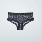 Pack de tres culottes de microfibra con cintura de encaje. Uno color ladrillo liso, uno negro con lunares blancos y uno negro con estampado abstracto blanco.