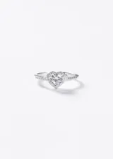 Anillo de plata 925 con diseño de corazón rodeado de zirconias y pavé de zirconias en los hombros del aro.