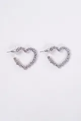 Aros tipo argolla con forma de corazón y acabado texturizado brillante en color plateado.