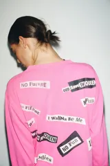 Remera de manga larga y cuello redondo en color fucsia, con estampa frontal de la banda Sex Pistols en contraste.