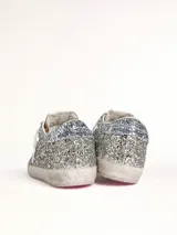 Zapatillas Golden Goose modelo Super-Star, cubiertas de glitter plateado y dorado.
