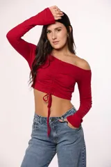 Top de manga larga color rojo, con escote tipo off-shoulder y detalle de fruncido central con lazo ajustable.