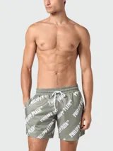 Short de baño verde con estampado del logo de la marca en color blanco.