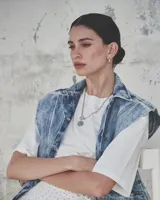 Aros de diseño minimalista con forma de argolla pequeña, realizados artesanalmente en bronce y alpaca con pernos de plata 925.