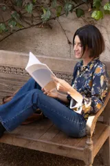 Camisa azul marino con estampado floral en tonos naranja, amarillo y blanco, de corte clásico y manga larga.