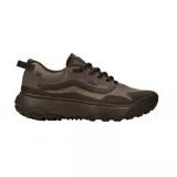 Championes Vans Crosspath de diseño técnico y robusto, color marrón. Presentan una silueta de perfil bajo con suela de plataforma dentada para mayor tracción, cordones al tono y detalles de la marca en el lateral y la lengüeta.