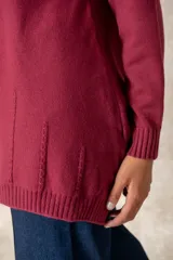 Buzo de corte relajado y cuello redondo, con detalles de costura vertical en la parte inferior y puños acanalados en las mangas.