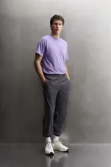 Pantalón slim fit Zara Athleticz de tejido técnico ligero y elástico en color negro, con cintura elástica ajustable, bolsillos con cremallera y bajos con elástico.