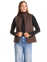 Chaleco capitoneado color verde oliva, con cuello alto, cierre frontal completo y bolsillos laterales. El interior está completamente forrado en símil piel para mayor calidez.