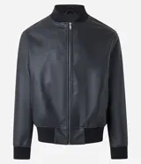 Campera estilo bomber de hombre, color marrón oscuro, confeccionada en poliuretano (PU) con cuello alto, cierre frontal y puños y bajo acanalados.