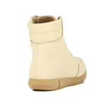 Bota casual acordonada color crema, con suela marrón, detalles acolchados en el tobillo y ojales dorados.