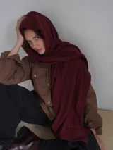 Pashmina color borgoña con logo bordado.