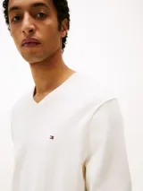 Sweater de algodón color blanco con cuello en V y logo de Tommy Hilfiger bordado en el pecho.