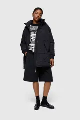 Campera blanca acolchada con capucha, cierre frontal con cremallera y bolsillos laterales.