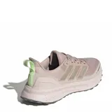 Championes Adidas Ultrarun 5 Tr W para mujer, en color rosado viejo con las icónicas tres tiras de la marca en un tono más oscuro y detalles en verde lima en el tirador trasero. Cuenta con tecnología repelente al agua y suela apta para running y trail.