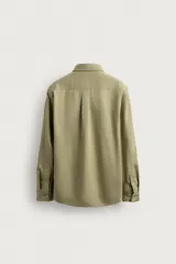 Camisa de corte regular fit en color verde militar, confeccionada en mezcla de lyocell, algodón y lino. Presenta cuello camisero, manga larga con puños abotonados, cierre frontal de botones y un bolsillo aplicado en el pecho.