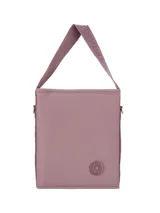 Bolso tipo bandolera color marrón, de diseño rectangular y minimalista. Cuenta con una correa larga ajustable con el nombre de la marca grabado y un aplique circular con el logo en la parte inferior frontal.