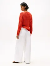 Pantalón de pierna ancha, confeccionado en popelín de puro algodón, con cintura elástica y dos bolsillos traseros de parche.