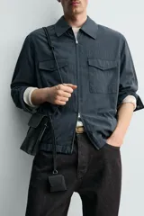 Sobrecamisa regular fit confeccionada en tejido fluido con mezcla de lyocell de la colección Origins. Posee cuello solapa, manga larga con puño abotonado, bolsillos frontales con solapa, bolsillos laterales ocultos y cierre frontal de cremallera bidireccional.