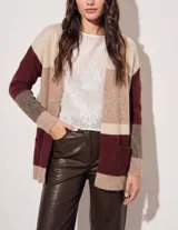 Cardigan abierto de punto con diseño de bloques de color en tonos beige, marrón y bordó. Presenta mangas largas, corte recto y bolsillos frontales aplicados.