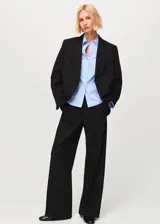 Camisa de popelina celeste, de silueta slim, manga larga y cuello camisero.