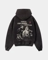 Canguro con capucha de calce regular, color negro con efecto lavado (stone wash). Presenta un estampado gráfico en la espalda con la imagen de la banda Nirvana en su presentación Unplugged in New York y el logo de MTV. Cuenta con puños y cintura acanalados.