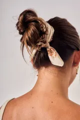 Bandana de poliéster color beige con estampado paisley en tonos marrones.