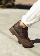 Bota de cuero color marrón chocolate, con cierre frontal con cremallera, costuras en contraste y suela track.