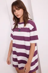 Remerón a rayas horizontales blancas y violetas con cuello redondo con detalle de ondas y bordado de una flor en el pecho.