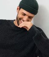Gorro tipo leñador de punto acanalado, con doblez en el borde y diseño sin costuras.
