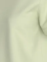 Remera color verde claro de Calvin Klein Jeans, de corte recto, cuello redondo y manga corta. Presenta el monograma de la marca bordado en el frente.