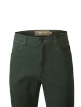 Pantalón de cotelé color verde oscuro con corte modern fit, cierre frontal con botón y bolsillos laterales.